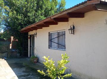 Casa · 58m² · 4 Ambientes · 2 Cocheras · Venta - Casa a Refaccionar con Jardín y Cochera - Roldán.