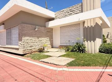 Casa · 170m² · 5 Ambientes · 1 Cochera · Casa con Historia, Cine y Estilo Propio en El Corazón de Lobos!