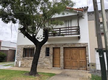 Casa · 272m² · 5 Ambientes · 2 Cocheras · Casa - Banfield Oeste