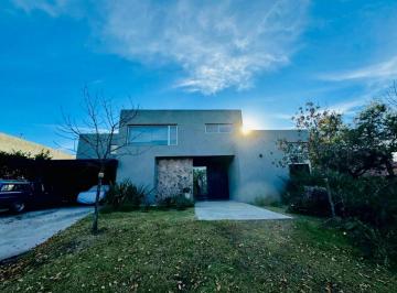 Casa · 400m² · 6 Ambientes · 2 Cocheras · Venta - Casa Premium en Estancia Q2 - Apta Crédito