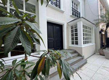 Casa · 210m² · 5 Ambientes · Casa en Barrio Parque