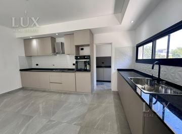 Casa · 180m² · 5 Ambientes · 4 Cocheras · Casa en Venta