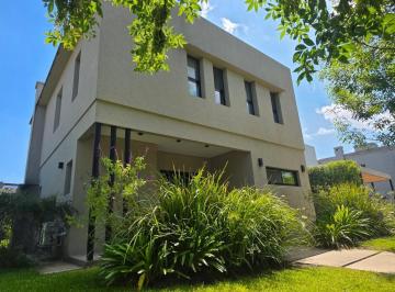 Casa · 155m² · 4 Ambientes · 6 Cocheras · Casa a La Venta en Araucarias Puertos del Lago
