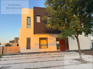 Casa · 220m² · 5 Ambientes · 2 Cocheras · Casa en Venta - 4 Ambientes - El Molino Sur - Haras Santa Maria