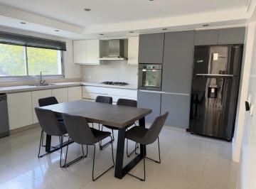 Casa · 260m² · 5 Ambientes · Casa en Venta - 4 Dorm. 5 Baños - 800 m² - Berazategui