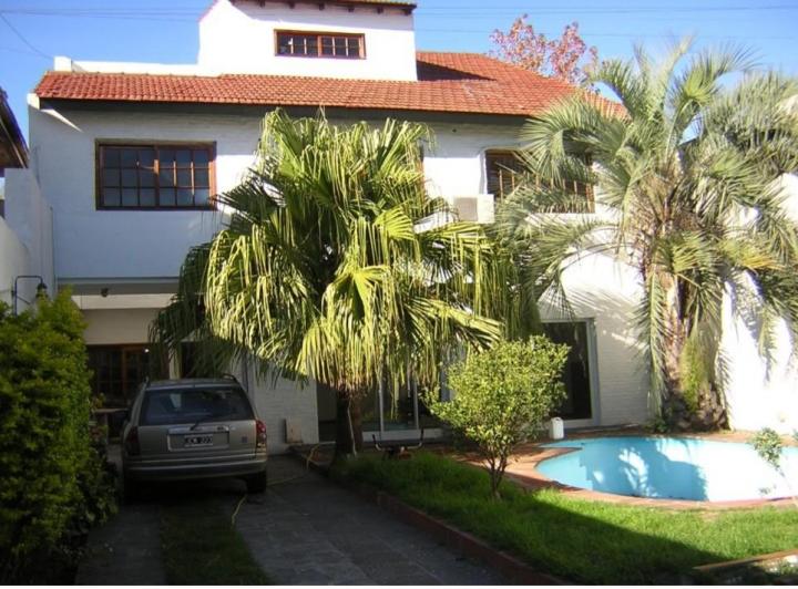 Casa · 300m² · 6 Ambientes · 2 Cocheras