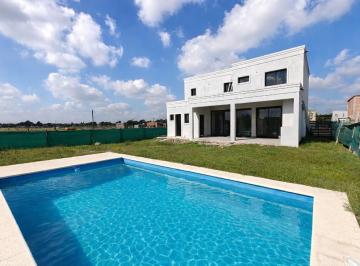 Casa · 150m² · 5 Ambientes · 4 Cocheras · Casa en Venta con Pileta en San Pablo Pilar