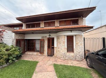 Casa de 4 ambientes, Quilmes · Gv - Casa Sobre Importante Terreno con Pileta y Hermoso Parque, en Bernal Oeste
