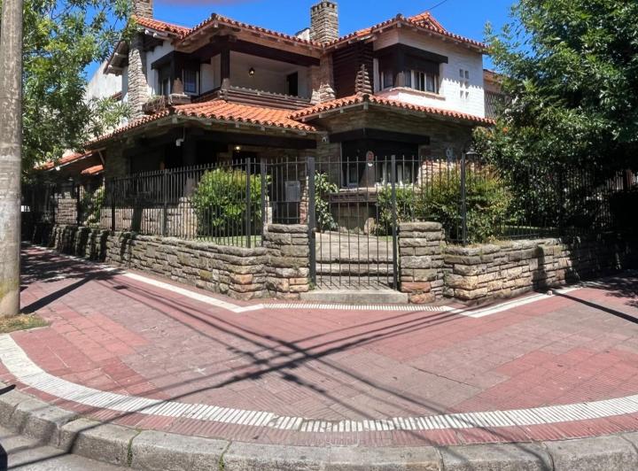 Casa · 232m² · 6 Ambientes · 1 Cochera