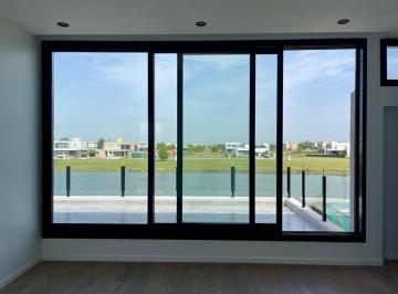 Casa de 6 ambientes, Berazategui · Casa a Estrenar con Salida a Laguna, Lote Interno