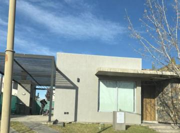 Casa de 5 ambientes Alquiler USD 1.400 · Casa en Alquiler en Barrio La Luisa