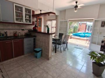 Casa de 6 ambientes, Lomas de Zamora · Excelente Casa 6 Ambientes con Pileta y Quincho (Apto Crédito)