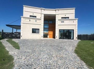 Casa · 240m² · 5 Ambientes · 1 Cochera · Hermosa Casa en Venta en El Canton Golf