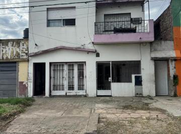 Casa · 200m² · 8 Ambientes · 1 Cochera · Casa en Venta, Cinco Dorm., Dos Baños y Cochera - Barrio Azcuenaga