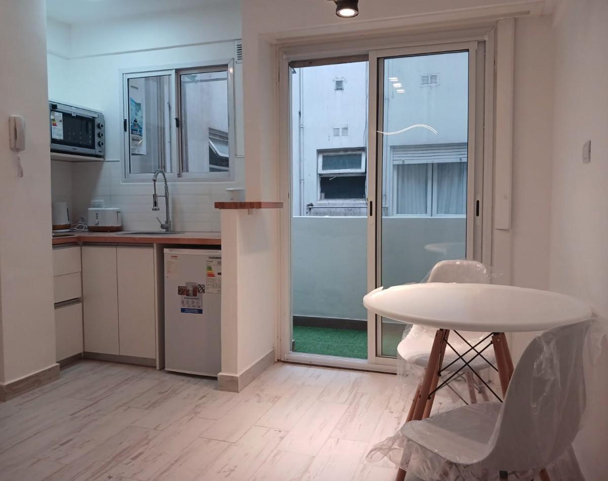 Depto monoambiente reciclado y amoblado, 26m² con balcón — Plaza Mitre