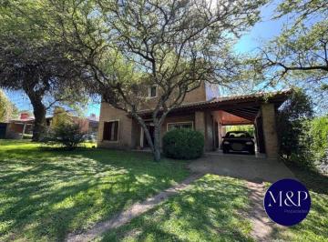 Casa de 5 ambientes, Unquillo · Venta - Casa Esquina 3 Dorm. - Unquillo