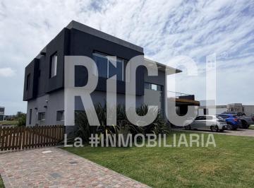 Casa · 250m² · 4 Ambientes · 1 Cochera · Casa 4 Ambientes en Venta Sebastian Gaboto