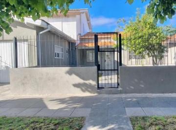 Casa · 223m² · 5 Ambientes · 1 Cochera · Casa 3 Ambientes Reciclada en Parque Luro