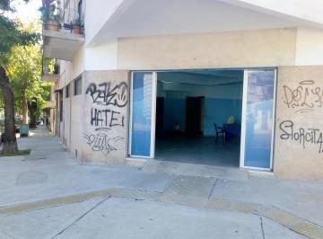 Local comercial · 175m² · 3 Ambientes · Local y Depósito en Esquina 175 m² con Sótano! Muy Buena Logística