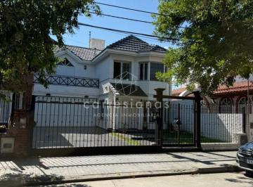 Casa · 327m² · 8 Ambientes · 2 Cocheras · Zona Norte Casa de 4 Dorm a Mtrs de La Baja del Cerro | Cerro de Las Rosas