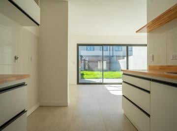 Casa · 96m² · 4 Ambientes · 2 Cocheras · Casa de 3 Dorm. con Galeria, Parrillero y Cocheras en Fisherton