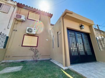 Casa · 130m² · 5 Ambientes · 1 Cochera · Casa 3 Dorm. Patio y Cochera en Juan B Justo - Venta