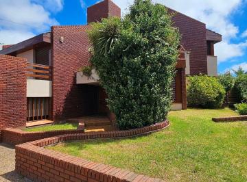 Casa · 320m² · 4 Ambientes · 2 Cocheras · Venta / Chalet / San Carlos