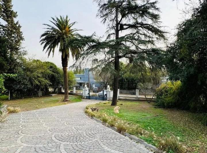 Casa · 250m² · 6 Ambientes · 2 Cocheras