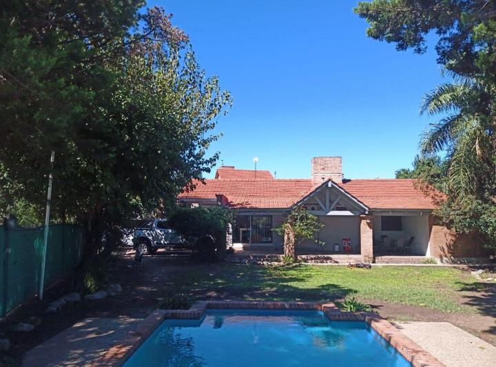 Casa · 220m² · 10 Ambientes · 2 Cocheras