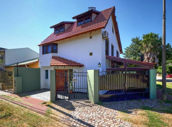 Casa · 228m² · 7 Ambientes · 2 Cocheras
