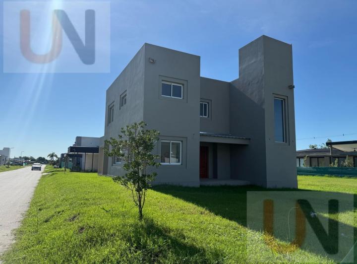 Casa en venta en La Cañadita - Barrio Privado · 7 ambientes