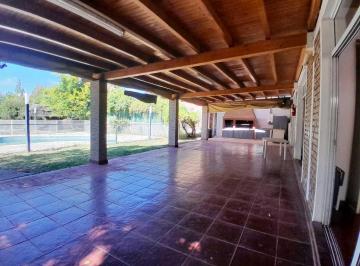 Casa · 340m² · 5 Dormitorios · 4 Cocheras · Salón en Venta y Alquiler con Pileta y Amplio Parque en Lulunta, Maipú