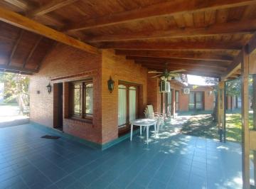 Casa · 220m² · 5 Ambientes · 4 Cocheras · Casa 3 Dorm., en 1 Planta, Muy Funcional, Luminosa y Amplio Jardín! Alquiler Anual Adelantado