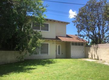 Casa · 250m² · 5 Ambientes · 1 Cochera · Casa en Venta - 3 Dorm. 2 Baños - Peñaloza