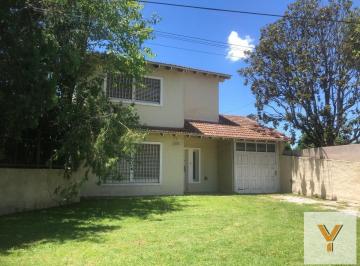 Casa · 250m² · 5 Ambientes · 1 Cochera · Casa en Venta - 3 Dorm. 2 Baños - Peñaloza