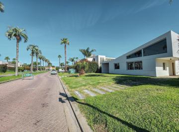 Casa · 207m² · 5 Ambientes · 1 Cochera · Av Fuerza Aerea 4204 Miraflores Funes Hills - Venta Casa 3 Dorm. con Cochera y Pileta