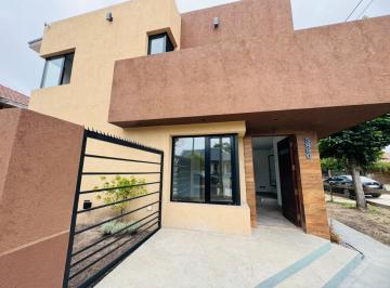 Casa · 4 Ambientes · 1 Cochera · Duplex en Strobel 5800 de Cuatro Ambientes con Parque y Entrada de Auto
