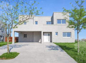 Casa · 200m² · 5 Ambientes · 6 Cocheras · Casa a La Laguna El Canton