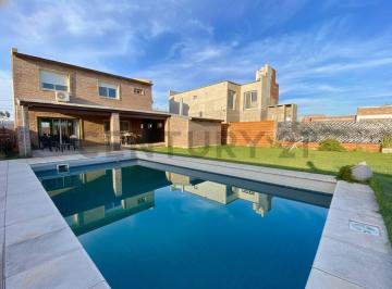 Casa · 156m² · 7 Ambientes · 3 Cocheras · Venta Casa de 3 Dorm. con Cochera y Pileta en Funes Norte