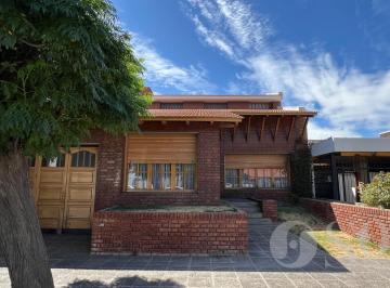 Casa · 275m² · 6 Ambientes · 3 Cocheras · En Venta Casa 3 Dorm. B° Rosauer - Cipolletti