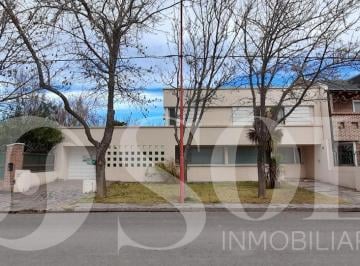 Casa · 138m² · 5 Ambientes · 1 Cochera · En Venta Casa 3/4 Dorm. - Barrio Capellán - Cipolletti