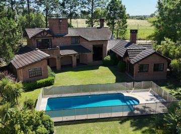 Casa · 210m² · 5 Ambientes · 4 Cocheras · C. C. Los Cardales Sobre Golf, Buena Construcción, Importante Quincho, Precio Unico