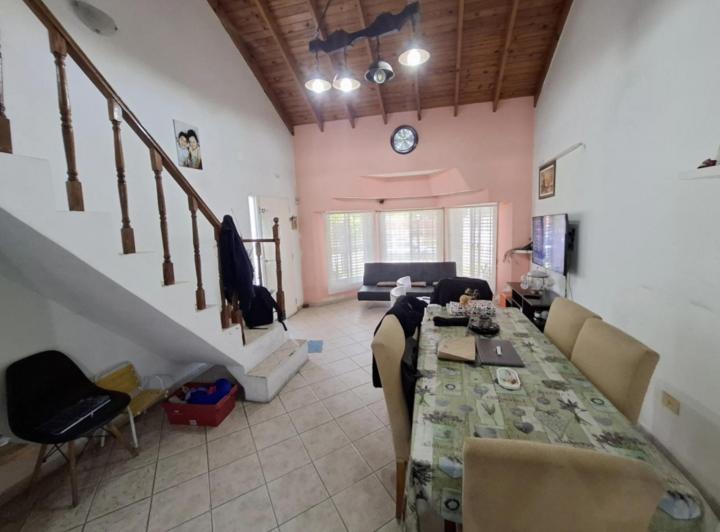 Casa · 230m² · 8 Ambientes · 3 Cocheras