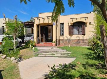 Casa · 219m² · 5 Ambientes · 2 Cocheras · Century 21 Lopez Vende Casa en Villa Nueva Guaymallen