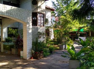 Casa · 250m² · 4 Ambientes · 2 Cocheras · Hermosa Casa con Quincho y Pileta en Barrio El Cortijo