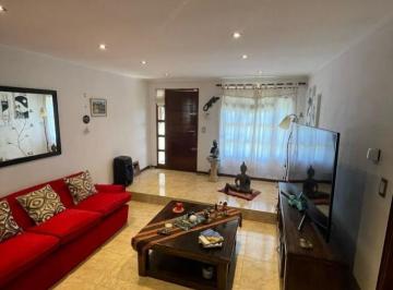 Casa · 132m² · 3 Ambientes · 2 Cocheras · Venta - Casa Tres Ambientes con Garaje Doble y Quincho.