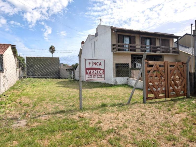Lote situado a mitad de cuadra en zona residencial del barrio Punta Mogotes