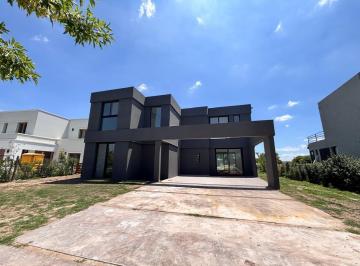 Casa · 220m² · 6 Ambientes · 2 Cocheras · Casa en Venta en El Cantón Golf, El Cantón, Escobar