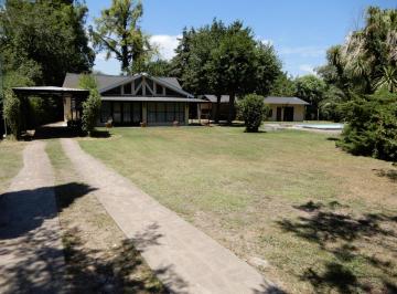 Casa · 230m² · 5 Ambientes · 2 Cocheras · Excelente Chalet en Venta en B° El Remanso