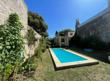 Casa · 65m² · 2 Ambientes · 2 Cocheras · Lote con Casa Container en Los Hornos